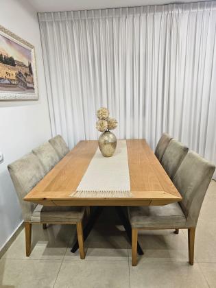 פינת אוכל במצב מצוין, השולחן