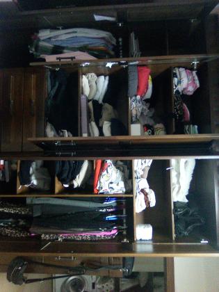 ארון מעץ סנדוויץ' במצב מעולה 5 דלתות 2 תליות ומלא מדפים 3 מגירות