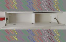 מדף עם דלת ציר