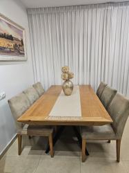 פינת אוכל במצב מצוין, השולחן