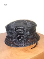 למכירה: 2 כובעי נשים שחורים