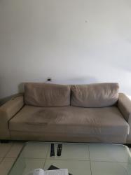 למסירה בחינם ספה תלת מושבית בצבע בז'