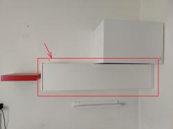 מדף עם דלת ציר