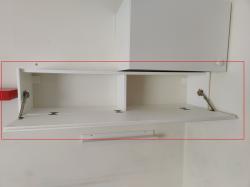 מדף עם דלת ציר