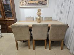 פינת אוכל במצב מצוין, השולחן