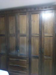 ארון מעץ סנדוויץ' במצב מעולה 5 דלתות 2 תליות ומלא מדפים 3 