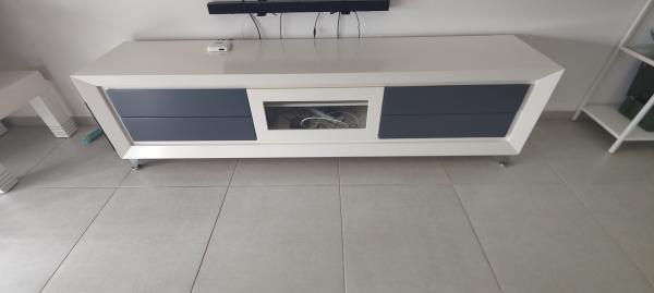 למכירה מזנון טלוויזיה במצב מצוייןאורך