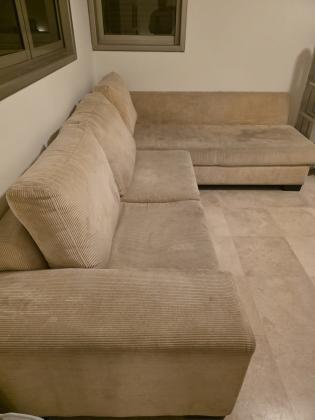 ספה שמחולקת לשני חלקים צמודים: