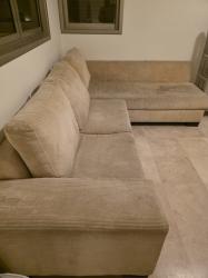 ספה שמחולקת לשני חלקים צמודים: