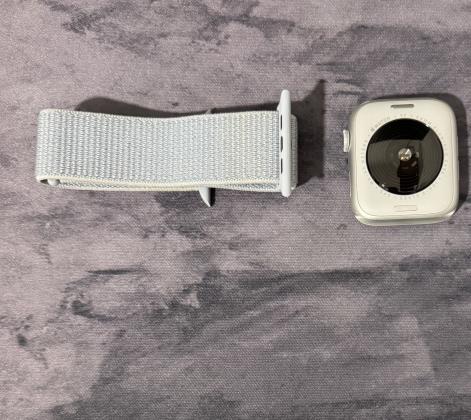 שעון אפל se 2 44mm מגיע עם קופסא והכל