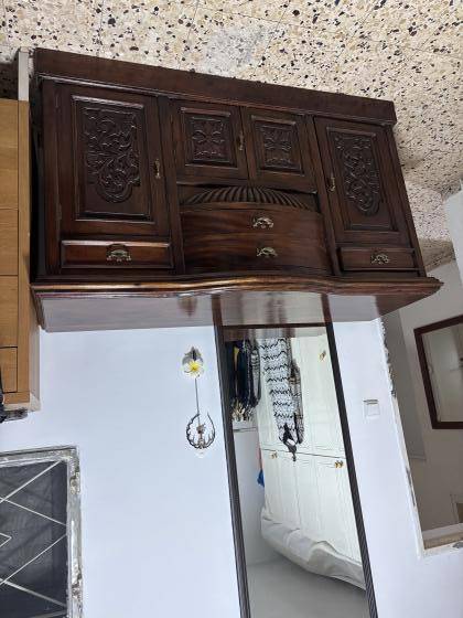 מזנון עץ עתיק מעוטר בגילוף בעבודת יד